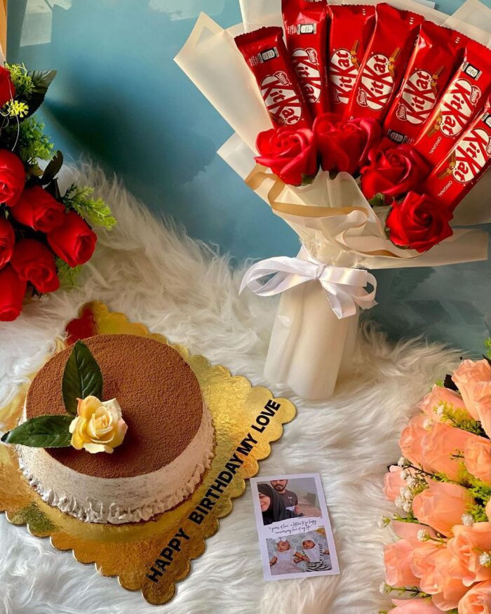 Anniversary gift combo with fresh flower bouquet and chocolate cake – romantic surprise gift for couples