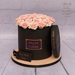 Anniversary gift combo with fresh flower bouquet and chocolate cake – romantic surprise gift for couples
